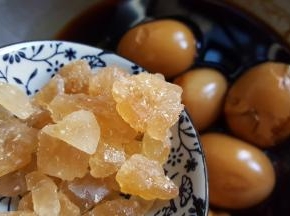 9.冰糖加入煮好的鸡蛋中，如果水少，再加点清水，火开后再煮15分钟。