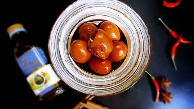 10.煮好后在酱油汤中浸泡一夜,第二天取出酱油蛋，色泽非常红润发亮，酱香味十足。