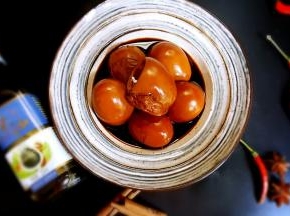 10.煮好后在酱油汤中浸泡一夜,第二天取出酱油蛋，色泽非常红润发亮，酱香味十足。