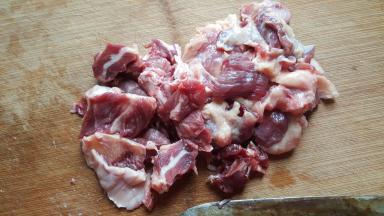 1.将牛肉切成小块。