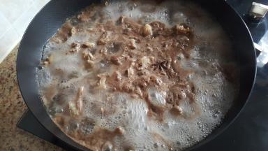 2.放入凉水中煮开去血水。