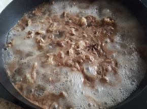 2.放入凉水中煮开去血水。