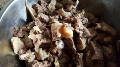 3.煮好的牛肉用温水冲洗干净，备用。