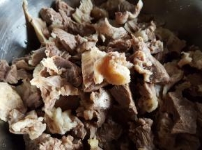 3.煮好的牛肉用温水冲洗干净，备用。