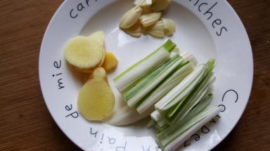 4.葱切丝，姜切片，蒜拍碎备用。