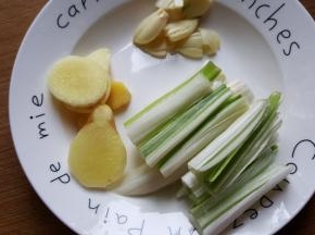 4.葱切丝，姜切片，蒜拍碎备用。