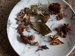 5.将所有香料准备好。