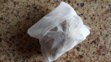 6.将香料放入一个无纺袋中。