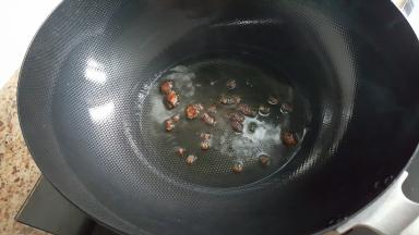 10.炒锅中放少许花椒大料，和花生油烧热，放入冰糖。