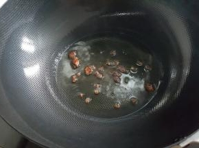 10.炒锅中放少许花椒大料，和花生油烧热，放入冰糖。