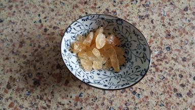 8.准备适量冰糖，如果喜欢甜的可适当的增加一些。