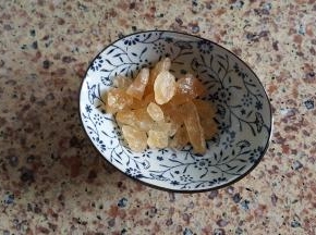 8.准备适量冰糖，如果喜欢甜的可适当的增加一些。