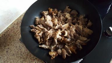 11.冰糖出现焦色后，放入洗好的牛肉翻炒。