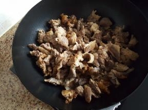 11.冰糖出现焦色后，放入洗好的牛肉翻炒。