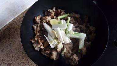 12.加入葱姜蒜。