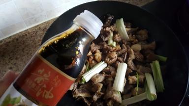 13.倒入适量酱油调色调味。