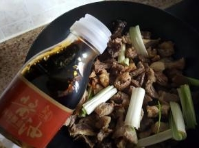 13.倒入适量酱油调色调味。