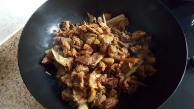 14.用铲子进行翻炒，使肉均匀上色，这时，炒出酱油的酱香味。