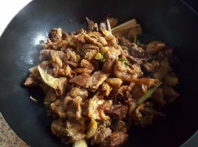 14.用铲子进行翻炒，使肉均匀上色，这时，炒出酱油的酱香味。