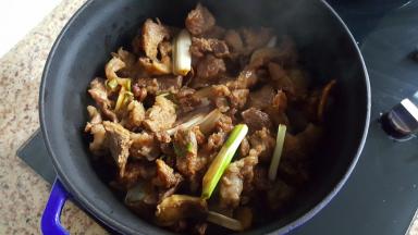 15.将肉倒入，已经准备好的铸铁锅中。