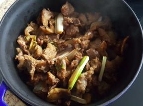 15.将肉倒入，已经准备好的铸铁锅中。