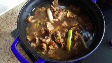 16.加入热水，没过肉即可，大火烧开，小火炖至肉烂。