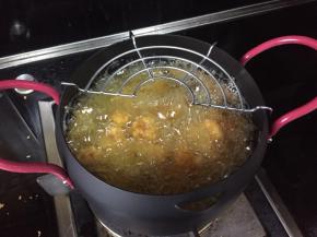 热锅，放入适量的油，烧至8分热，放入鸡块，炸；