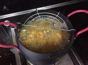 热锅，放入适量的油，烧至8分热，放入鸡块，炸；