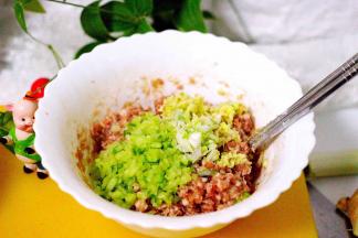 五花肉馅放入蚝油、老抽、生抽、鸡精和适量盐调味后、加入葱花和姜、花生油和芝麻油拌匀即可