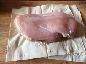 鸡胸肉，清洗干净，用厨房纸，吸去多余的水分；