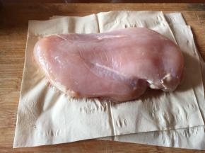 鸡胸肉，清洗干净，用厨房纸，吸去多余的水分；