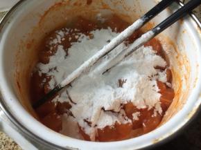 加入玉米淀粉，搅拌；