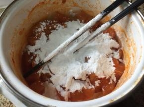 加入玉米淀粉，搅拌；