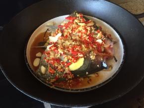 冷水上锅，放入鱼头；