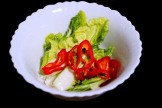 提前把红辣椒切丝、白菜用手撕成片