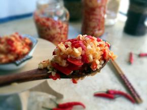 装入无水无油的玻璃瓶中，就可以了；