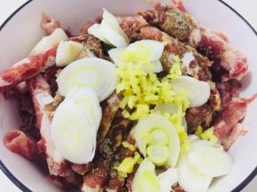 放入切好的葱白、姜末、料酒、糖