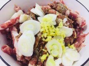 放入切好的葱白、姜末、料酒、糖