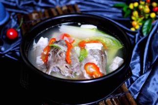 把鱼汤倒入器皿里、开始享用吧