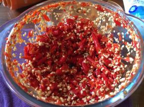 小红椒，搅拌后，成细腻的红椒碎；