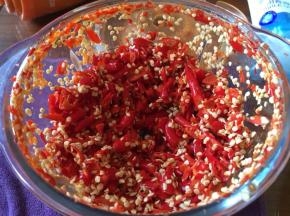 小红椒，搅拌后，成细腻的红椒碎；