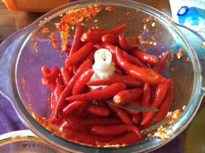 把小红椒，放入搅拌器中；