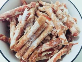 牛肉卷取出化冻，加少许盐