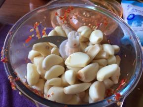 再把大蒜，也放入搅拌器中；