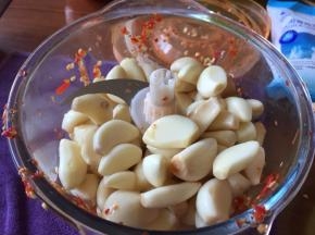 再把大蒜，也放入搅拌器中；