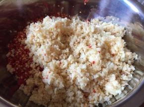 再把大蒜碎末一并的放入大盆中；