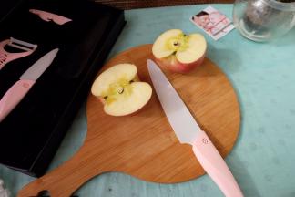 用大号的刀把苹果一切两半；
