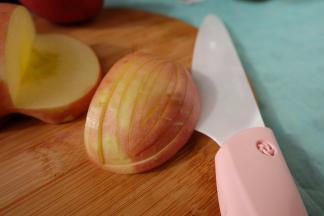 取其中一块苹果，用小号水果刀按图中的样子切出来层次来，我一共切了五层；