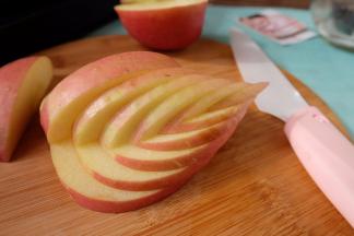 切好的苹果轻轻一推，就可以推成一层层的了，漂亮的天鹅翅膀就做出来了；
