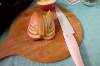 两边都切好以后，摆放回原来的位置，这就做成了天鹅的身体；